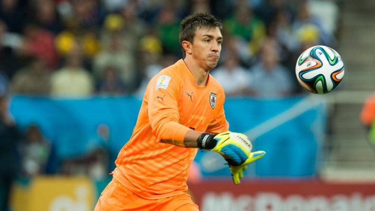 El arquero de la selección uruguaya se mostró agradecido al interés millonario.
