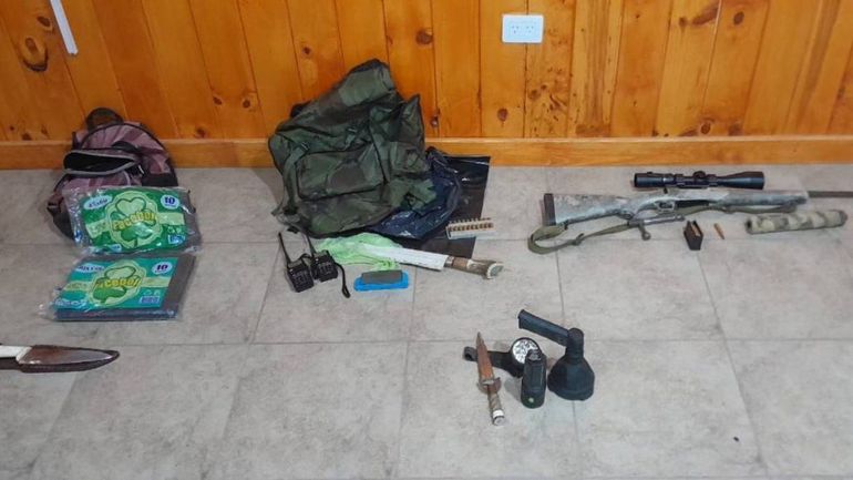 El secuestro de armas, proyectiles y otros equipos revelan que el policía atrapado no es un improvisado en la caza furtiva. El secuestro de armas, proyectiles y otros equipos revelan que el policía atrapado no es un improvisado en la caza furtiva.