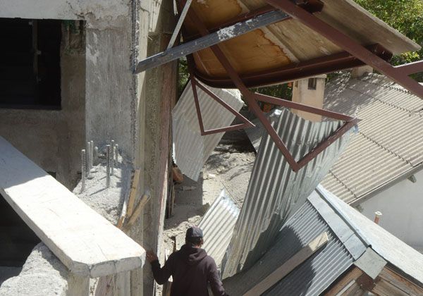 Tres obreros cayeron desde el tercer piso de un edificio en construcción