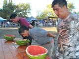 Divertido concurso de comer sandía para honrar el trabajo de los agricultores en Bajada del Agrio