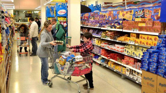 Si bien la caída en las ventas se mantiene (cerca de un 6 por ciento), las grandes superficies lideraron las ventas en todo el país durante marzo, según las estadísticas del Indec.