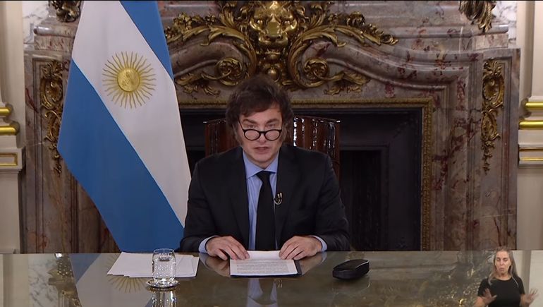 Javier Milei dispuso aplazar el impuesto a los combustibles, pero las empresas aumentaron los precios igualmente. Javier Milei dispuso aplazar el impuesto a los combustibles, pero las empresas aumentaron los precios igualmente.