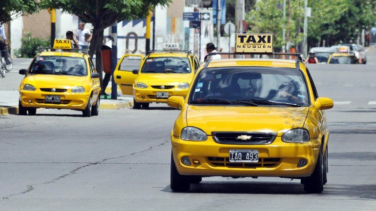El sindicato de los taxistas se opondrá en el Deliberante a una posible baja. El Municipio hará cumplir la  norma.