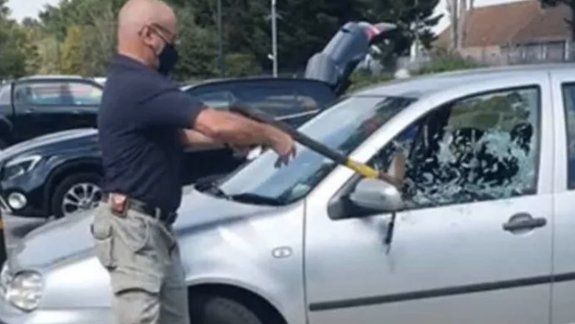 Reino Unido: rompió la ventana de un auto para rescatar a un perro encerrado
