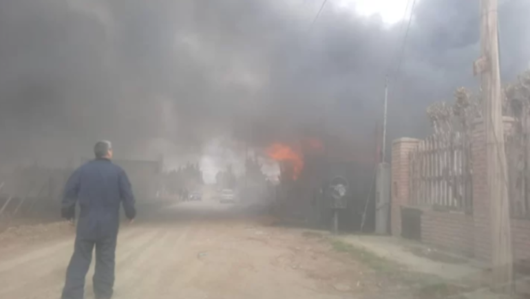 El devastador incendio se llevó todo en la casa ubicada en las afueras de Río Gallegos.