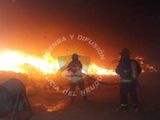 Bomberos trabajaron durante horas para sofocar el incendio de resiudos petroleros