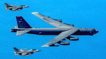 Un bombardero B-52 con sus caza de protección