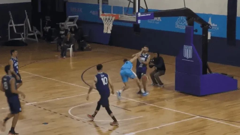 Dos jugadores se tomaron a las trompadas y fueron expulsados. Después se armó la batalla campal.