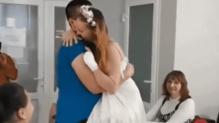Es enfermera, perdió las piernas en la guerra en Ucrania y logró bailar en su boda gracias a su esposo