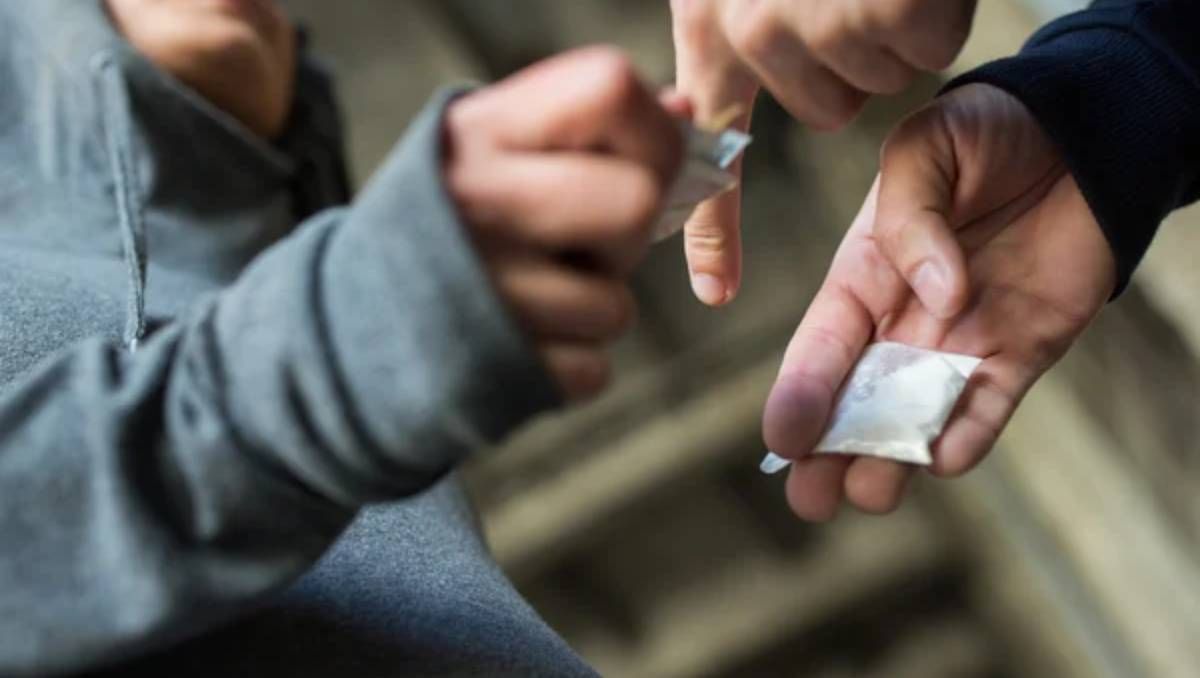 Prófugo con drogas y una balanza cayó de una moto robada y fue detenido