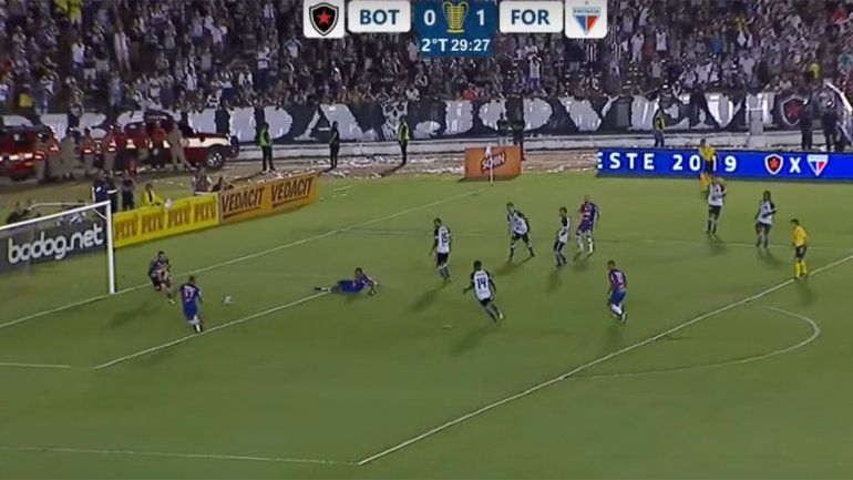 Solo y abajo del arco: ¿el gol errado más insólito del año?