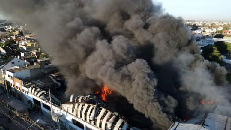Los bomberos trabajaron durante cinco horas para evitar la propagación a las viviendas.