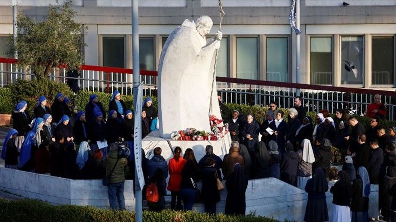 Rezan por la salud del papa Francisco.