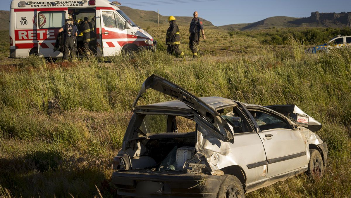 Tres personas fueron despedidas por el fuerte impacto tras el vuelco.