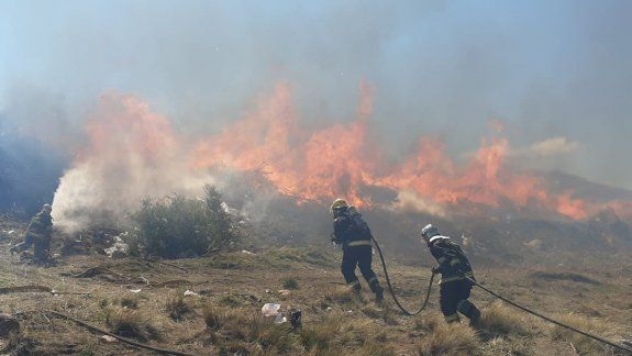 Junín: bomberos intentan contener el incendio en la planta de reciclaje