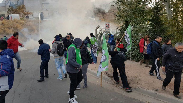 Gases lacrimógenos y balas de goma en la marcha de ATE en la Legislatura: hay heridos