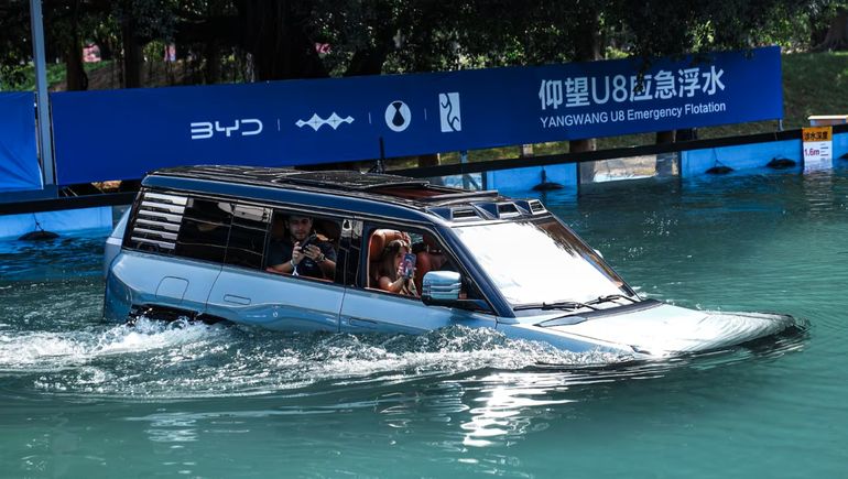El Yangwang U8 se mete en el agua como un anfibio.