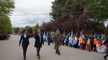 El gobernador Rolando Figueroa junto a Diego Victoria, intendente de Aluminé.