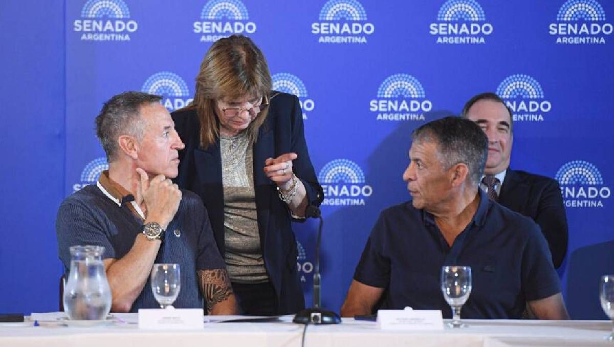 Patricia Bullrich y parte del triunvirato de la CGT.