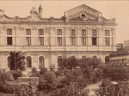 Anglosajón. El edificio original de la fábrica Bagley tenía un gran jardín por delante de la construcción. Foto: Clarin Anglosajón. El edificio original de la fábrica Bagley tenía un gran jardín por delante de la construcción. Foto: Clarin