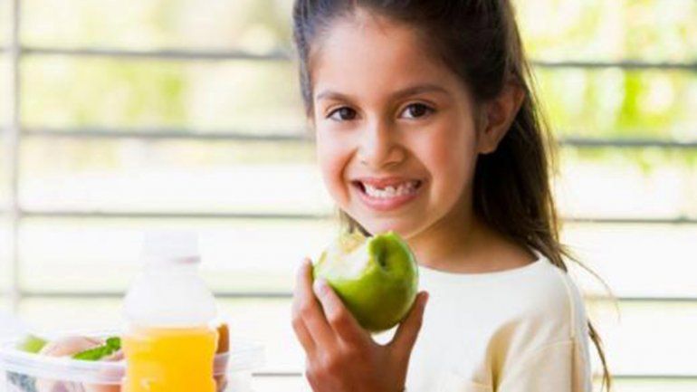 Capacitan a docentes sobre alimentación saludable