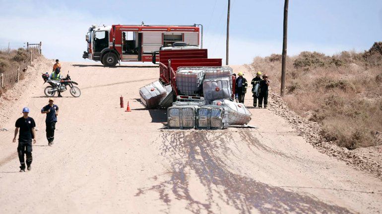 Por esquivar el piquete en la Ruta 7, un camión volcó una carga de 10 mil litros de un producto químicos para el petróleo