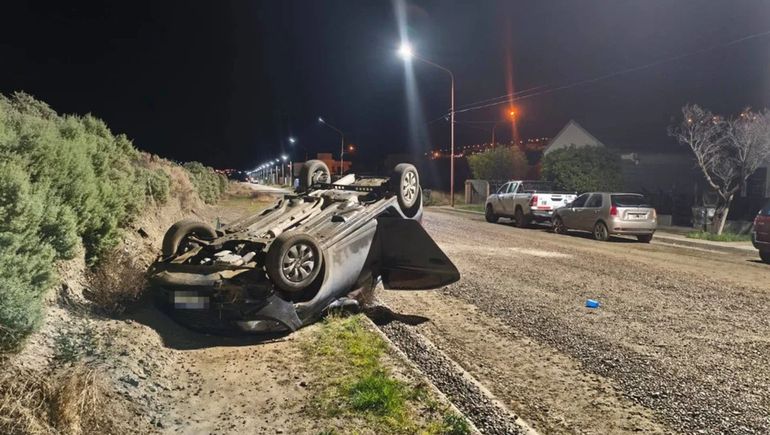 Un chico de 13 años manejaba y volcó en Rada Tilly