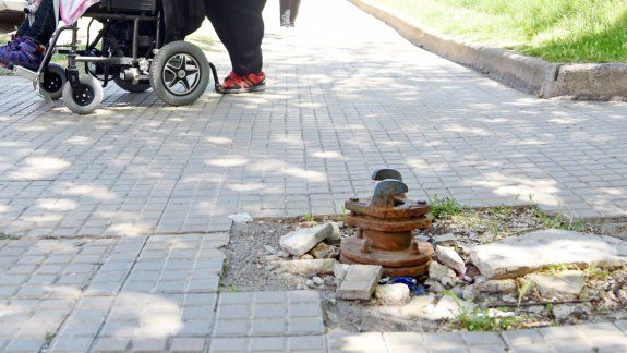 Moverse a pie en la ciudad es motivo de paciencia. En la mayoría de las veredas hay que hacer malabares para caminar. El mal estado y las subidas y bajadas desprolijas hacen todo más difícil.