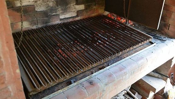 No falla: el sencillo truco para limpiar la parrilla en pocos minutos