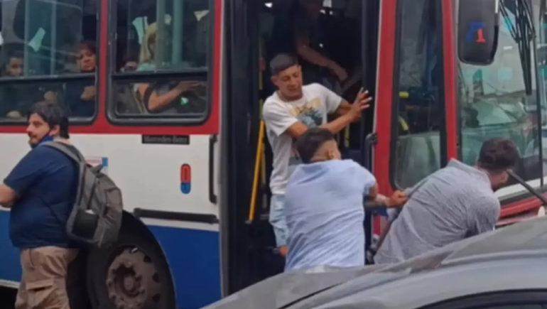 Lo que comenzó siendo una discusión de tránsito ente un colectivero y un automovilista