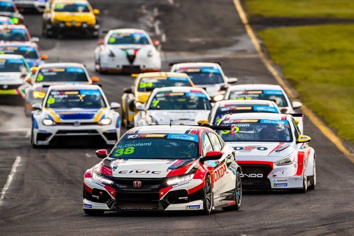 Néstor Girolami alcanzó la victoria en el TCR Australiano