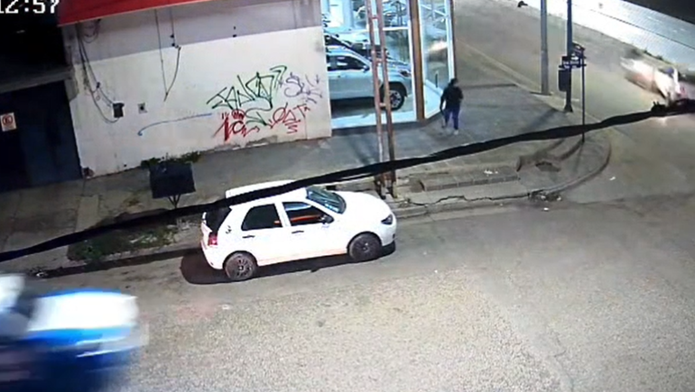 Tras el violento impacto del choque ocasionado por el delincuente que escapaba en un auto robado el motociclista se fracturó la clavícula.