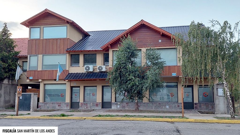 La sede la fiscalía de San Martín de los Andes fue atacada por este vecino indignado. La sede la fiscalía de San Martín de los Andes fue atacada por este vecino indignado.