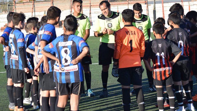 El ejemplar mensaje de un árbitro a los pibes en tenso final lifunero