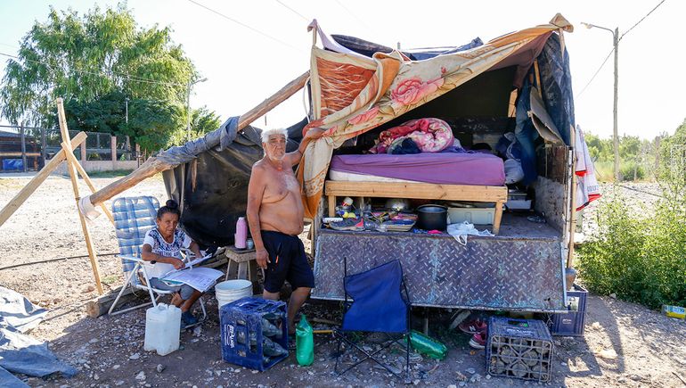 La historia de un terreno con dos dueños y una camioneta-casa