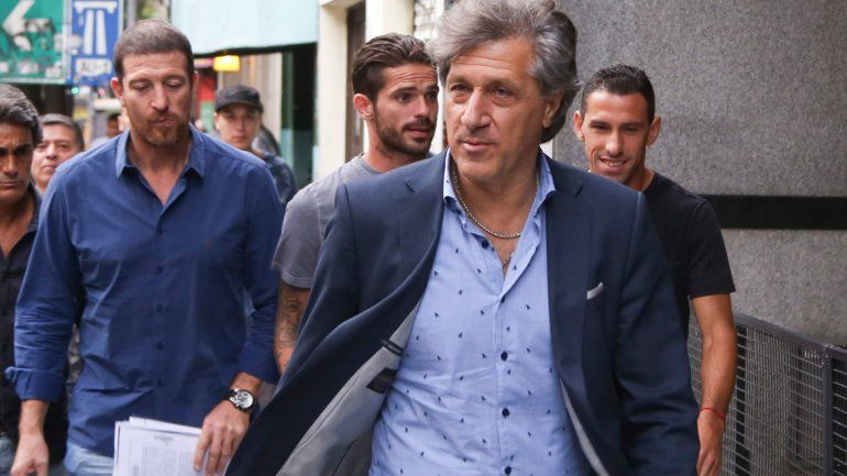 El titular de Agremiados llegó ayer a la reunión acompañado por los capitanes de los equipos.&nbsp;