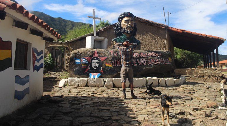 Durante décadas, el cuerpo estuvo desaparecido. Hoy, en La Higuera, el lugar donde murió, se lo venera.