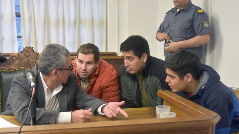 Los tres acusados escucharon atentamente la estrategia del defensor.