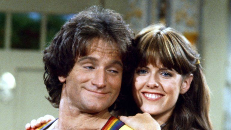 Pam Dawber y Robin Williams en la célebre serie Mork y Mindy. 
