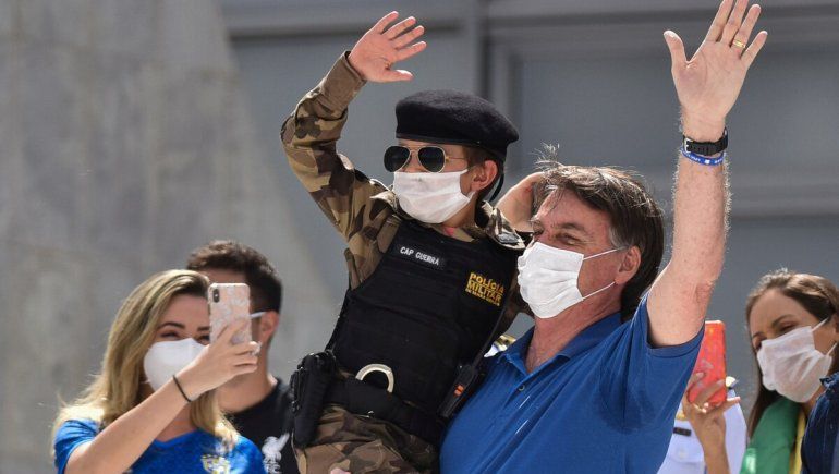 Bolsonaro alzó a dos niños en un acto y los casos se dispararon en Brasil