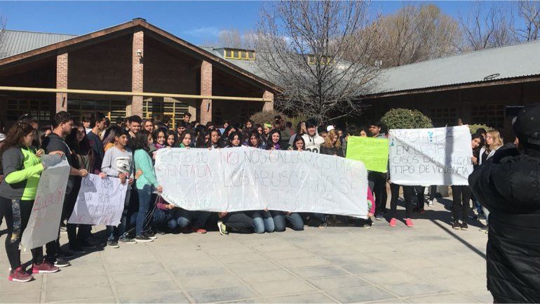 Alumnos no quieren que el sospechoso de abuso vaya a clases y reclaman celeridad a la justicia