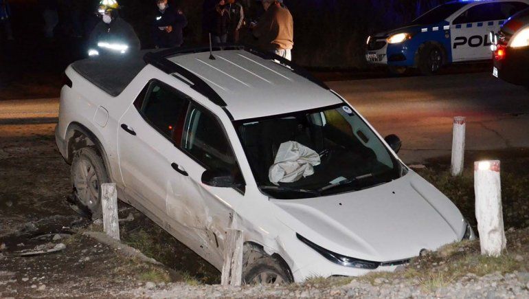 Chocaron en una avenida y una camioneta terminó en la zanja