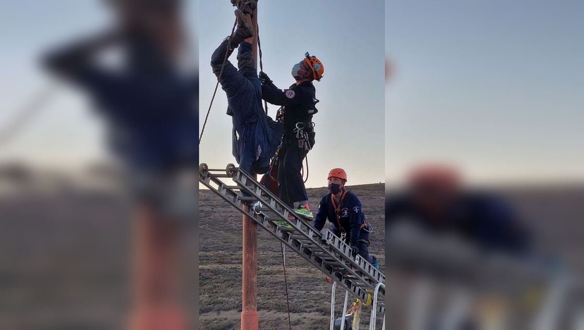 Robaba cables con su beba y quedó colgado por horas