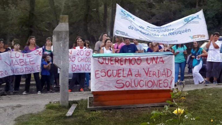 La comunidad reclama la urgente cesión de un terreno al CPE para el colegio.