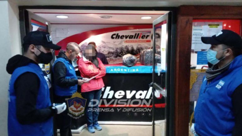 Ladrones de raid en la cordillera mandaron botín por encomienda | LM Neuquen Ladrones de raid en la cordillera mandaron botín por encomienda