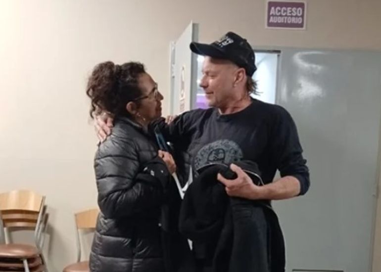 La Renga le cumplió el sueño a la mamá de un fan de Comodoro Rivadavia. La Renga le cumplió el sueño a la mamá de un fan de Comodoro Rivadavia.