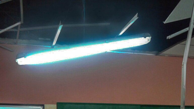 Las placas del techo se precipitaron al suelo en una de las aulas.&nbsp;