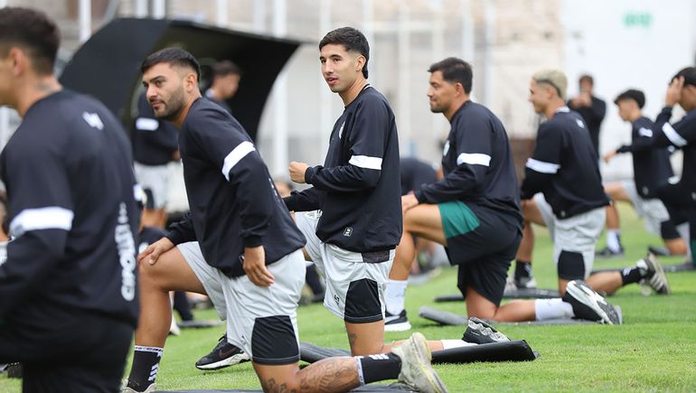 Vallejos y Almirón integraron el equipo titular en el primer amistoso. Vallejos y Almirón integraron el equipo titular en el primer amistoso.