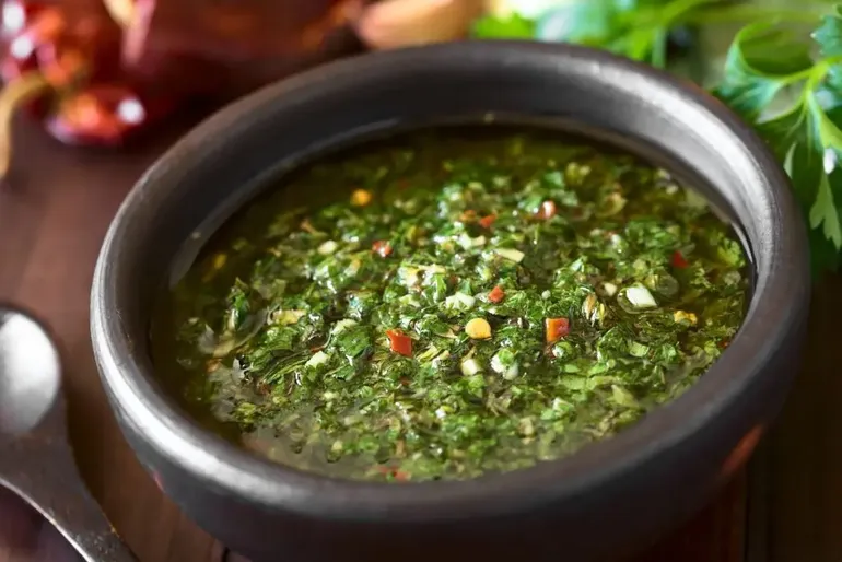 Chimichurri: el alma de los asados argentinos