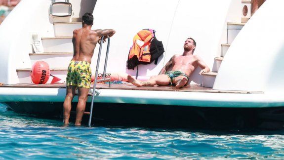 Las primeras imágenes de las vacaciones de las familias de Messi y Suárez en Ibiza
